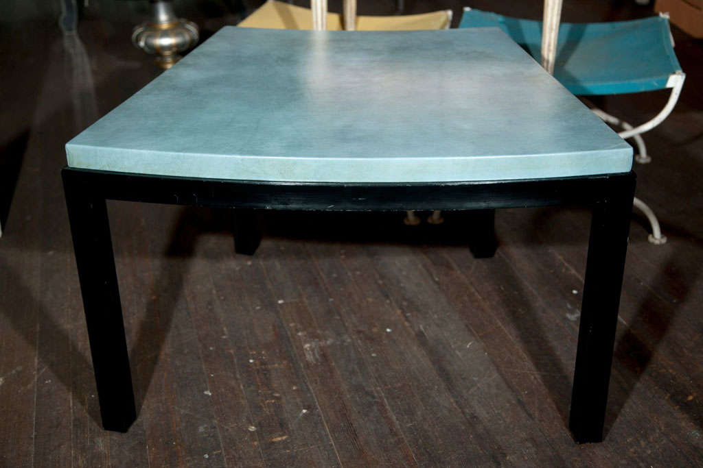 Américain Table à plateau incurvée en cuir bleu turquoise style Widdicomb en vente