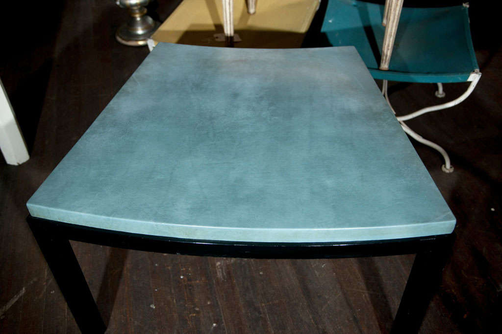 Table à plateau incurvée en cuir bleu turquoise style Widdicomb Bon état - En vente à Stamford, CT