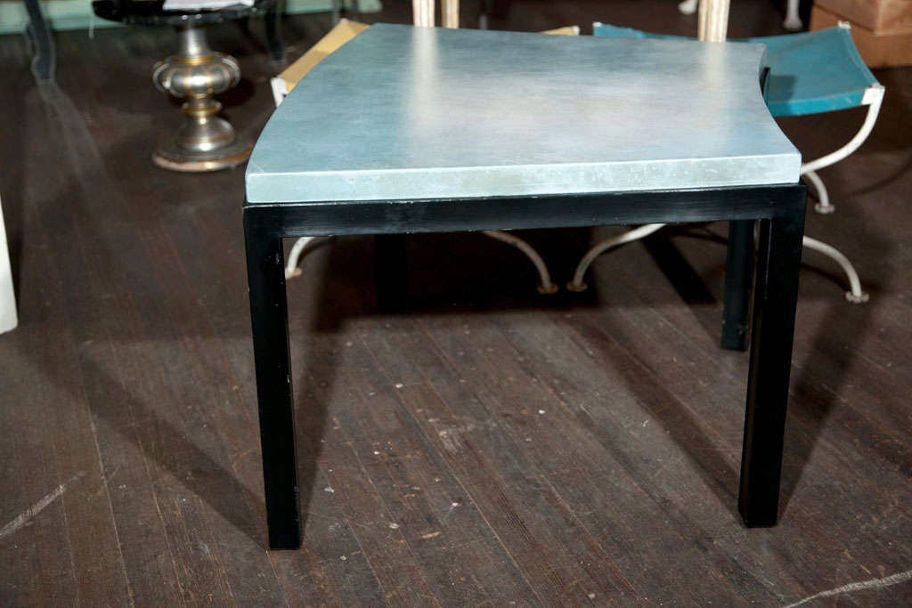 Fin du 20e siècle Table à plateau incurvée en cuir bleu turquoise style Widdicomb en vente