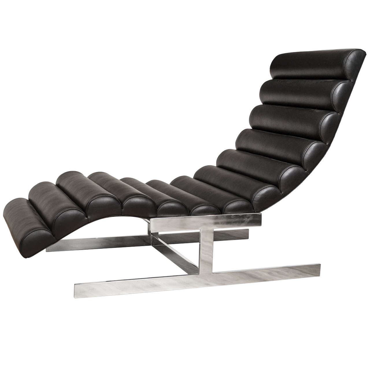 Sculpted chaise longue on a chromed steel base.
Manufactured by Carsons in the style of Milo Baughman, this beauty features tufted cushioning throughout the sinuous and generous seat. Newly re-upholstered in sumptuous black leather.