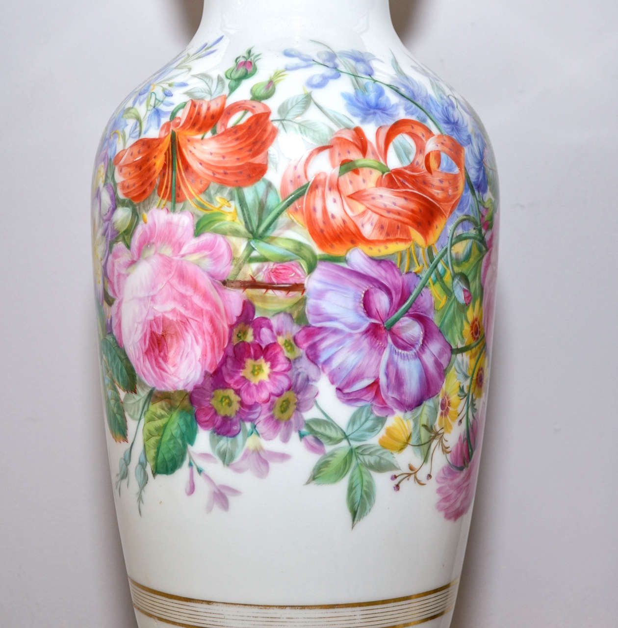 French Two 1820-1830 Hand-Painted Porcelaine de Paris Vases For Sale