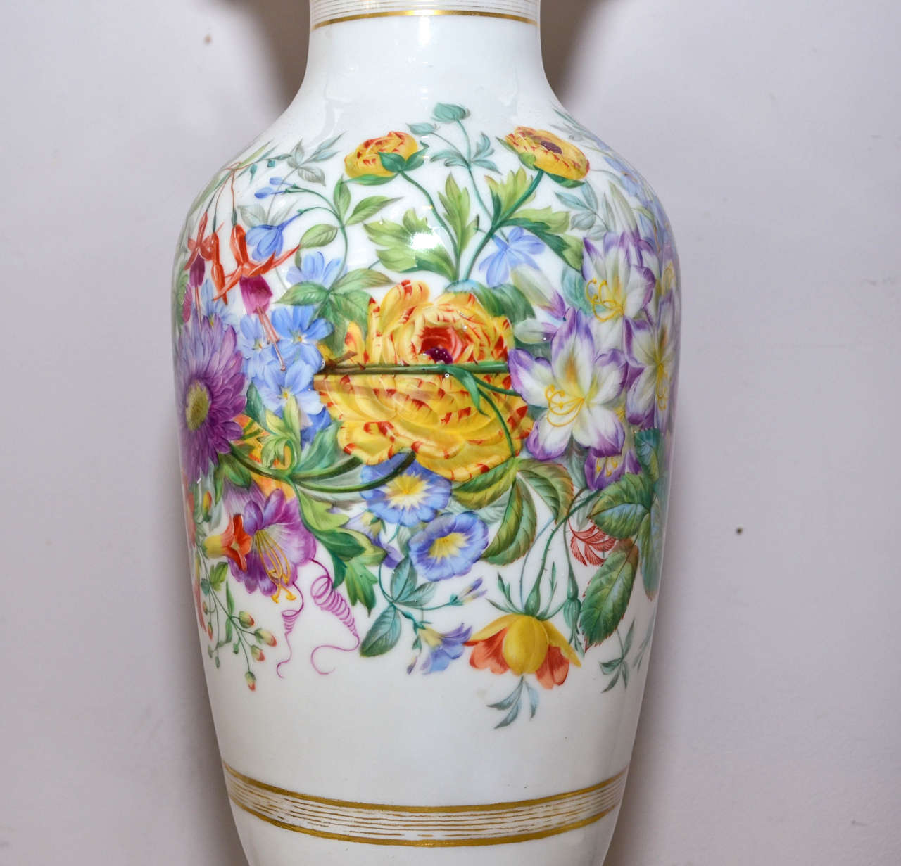 Two 1820-1830 Hand-Painted Porcelaine de Paris Vases For Sale 1