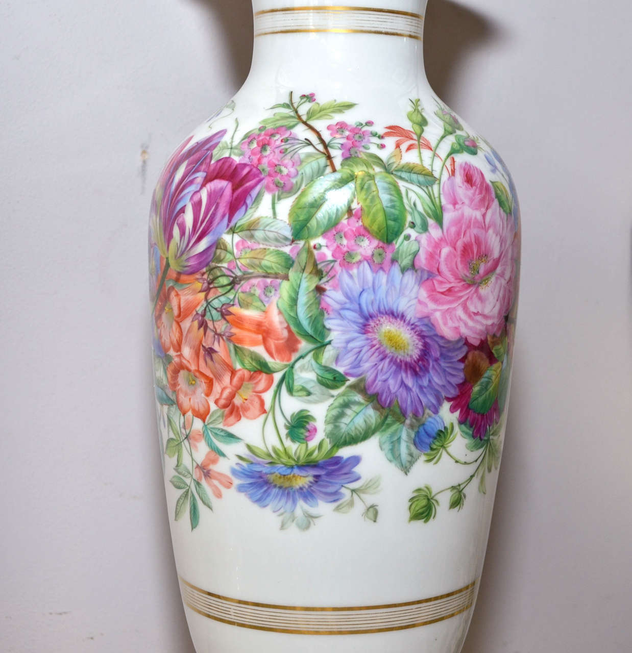 Two 1820-1830 Hand-Painted Porcelaine de Paris Vases For Sale 2