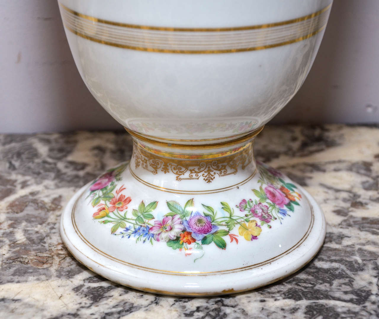 Two 1820-1830 Hand-Painted Porcelaine de Paris Vases For Sale 3