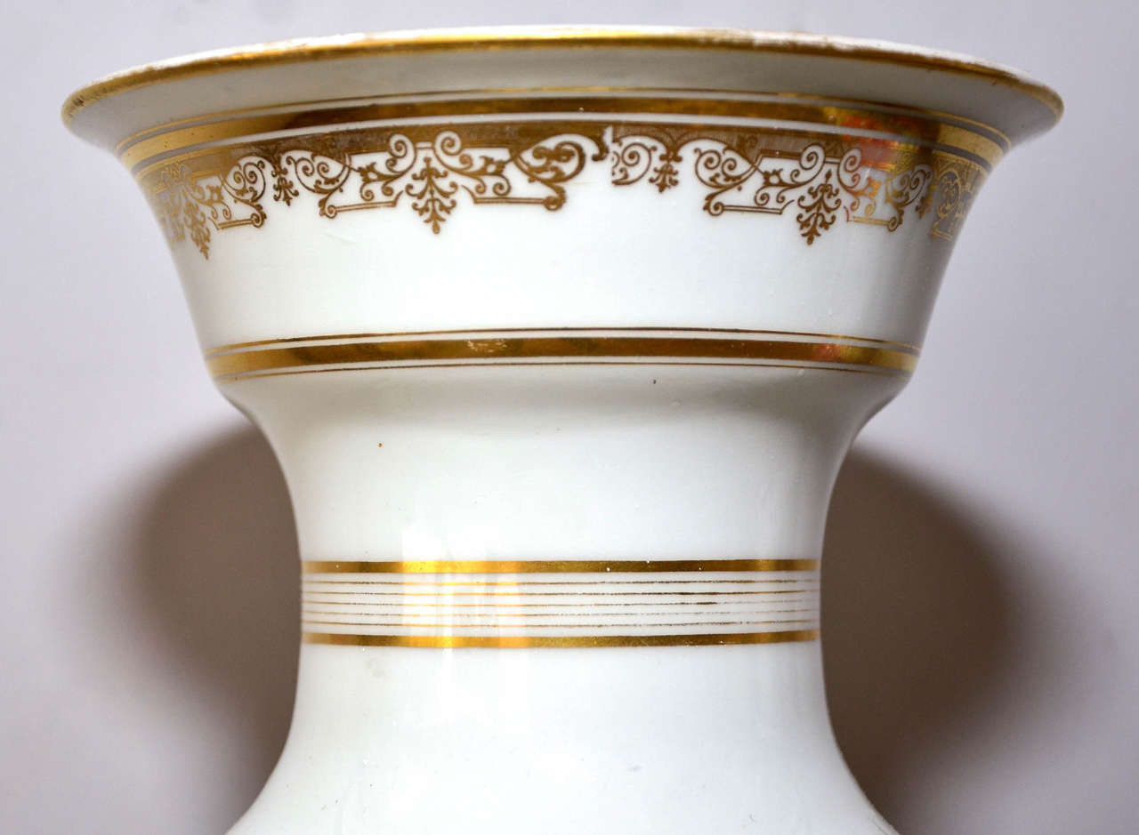 Two 1820-1830 Hand-Painted Porcelaine de Paris Vases For Sale 4