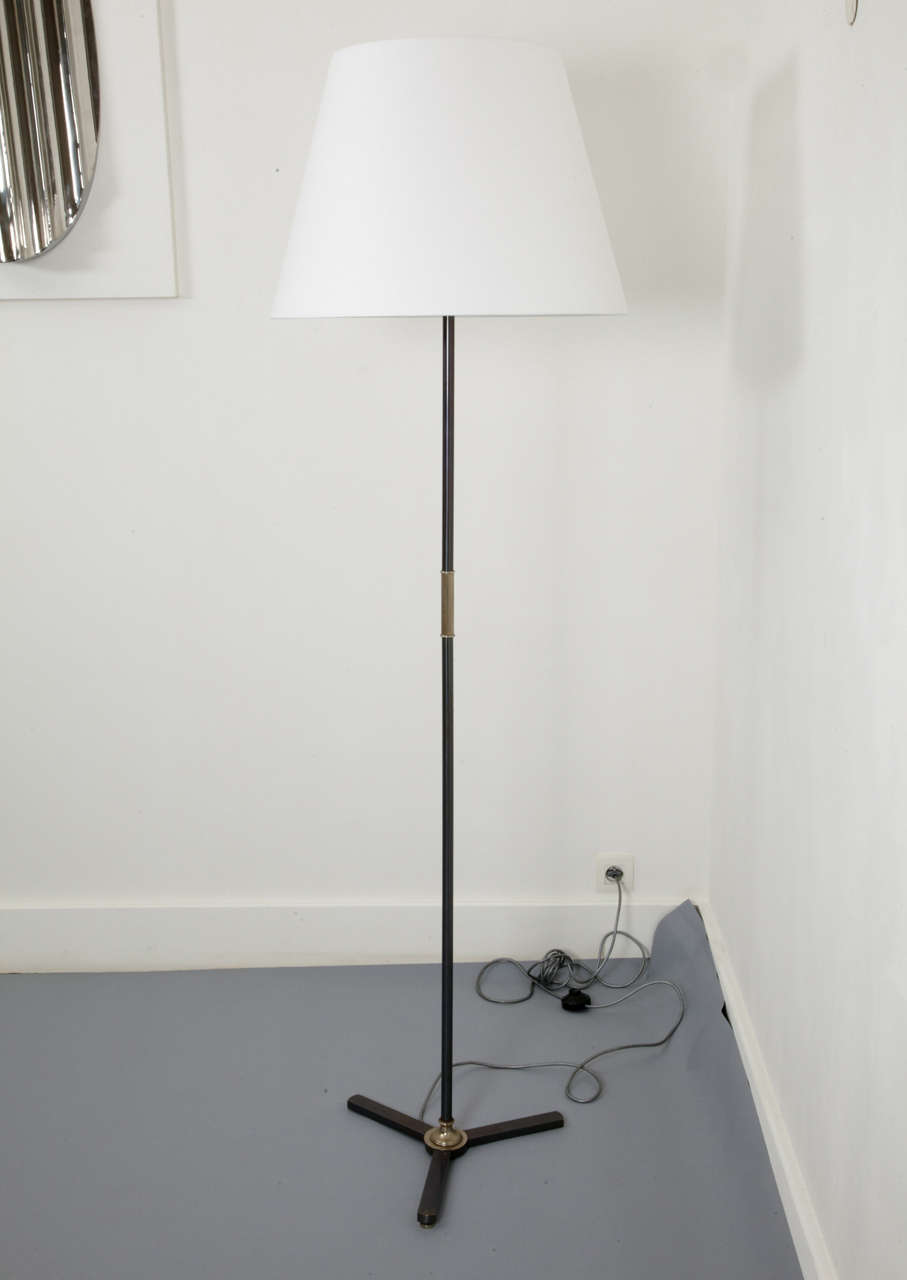 Nickeled and canon de fusil patinated steel floor lamp with a tripod base, by Maison Charles et Fils, époque 1960.
Fabric shade. Signed.