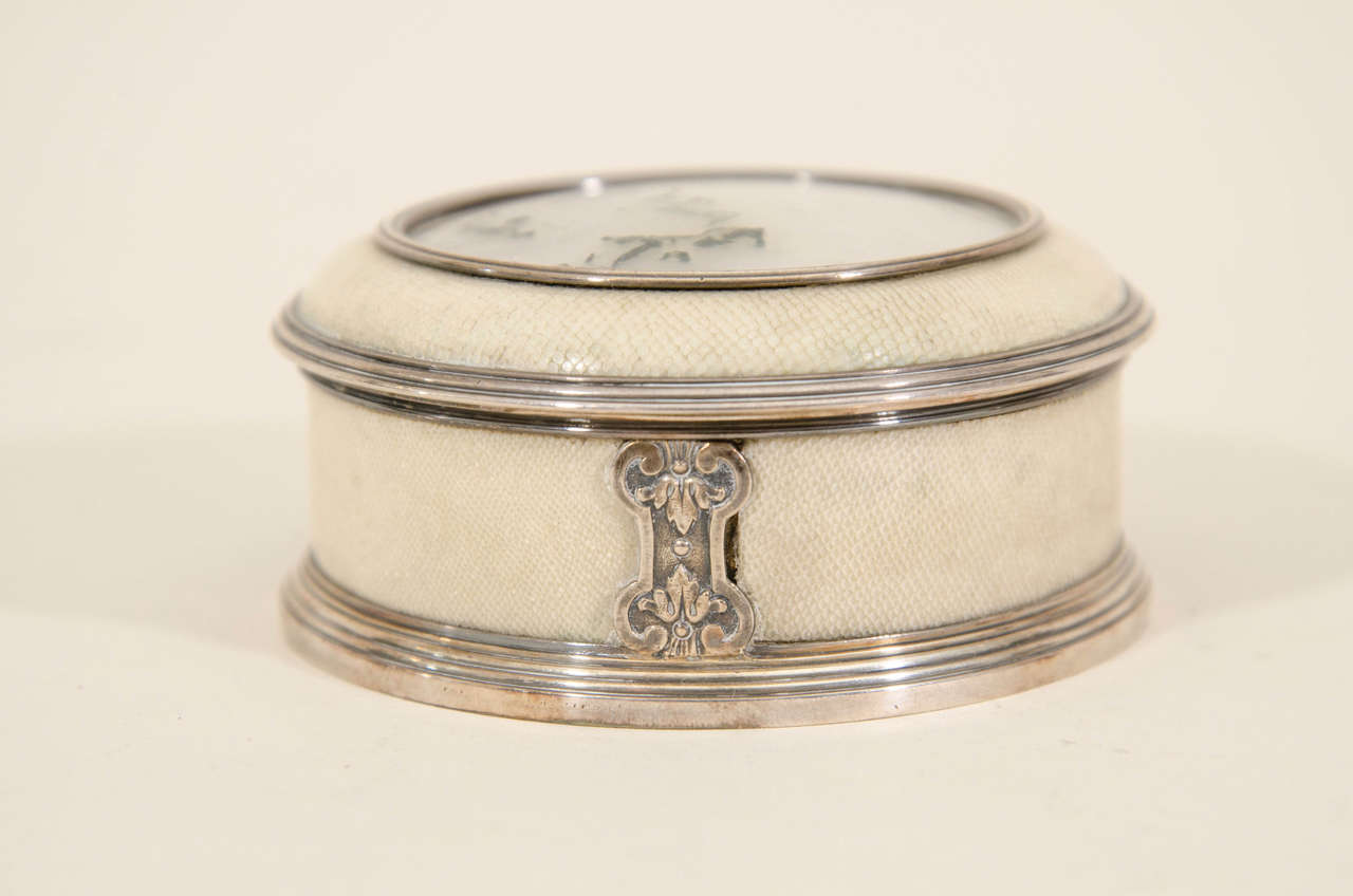 Circular metal argente box with reeded borders and foliate detail to sides covered in white galuchat with a moss agate-mounted cover.
Stamped:  BOINTABURET/ PARIS/ etched 58724/ 26 / Q7435-CBO

(Price shown is reduced price, no further trade