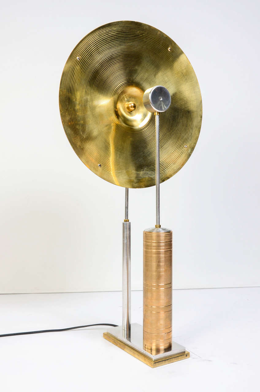 Étonnante lampe conçue et fabriquée par l'artiste contemporain français Hisle. Cette lampe est composée d'une cymbale en bronze et d'un tuyau en laiton industriel posés sur une base en aluminium poli.