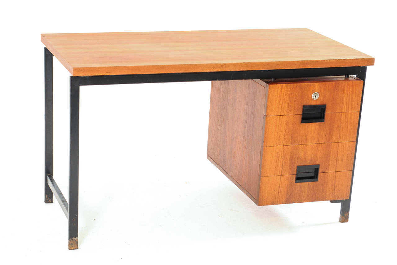 Beautiful elegant compact writing desk equipped with the anti-dust drawers by famous Dutch designer Cees Braakman for the furniture company Pastoe. In excellent condition. Japan series.