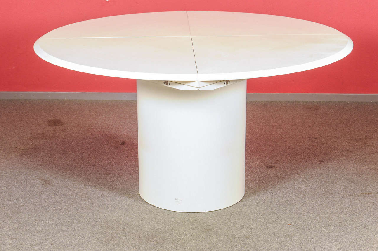 Amazing white version of the famous architectural style "Quadrondo" design-award of the year 1984 winning table designed by German Erwin Nagel for Rosenthal Einrichtung. Each quarter of the tabletop folds out from round to semi-round to