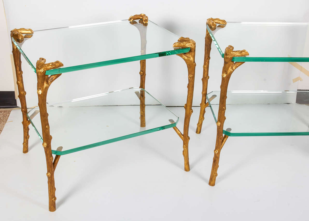 Paire d'étagères, tables basses ou tables d'appoint de style Art Déco en bronze doré et verre à deux niveaux, signées par P. E. Guerin (signature sous les pieds). Pieds en bronze 