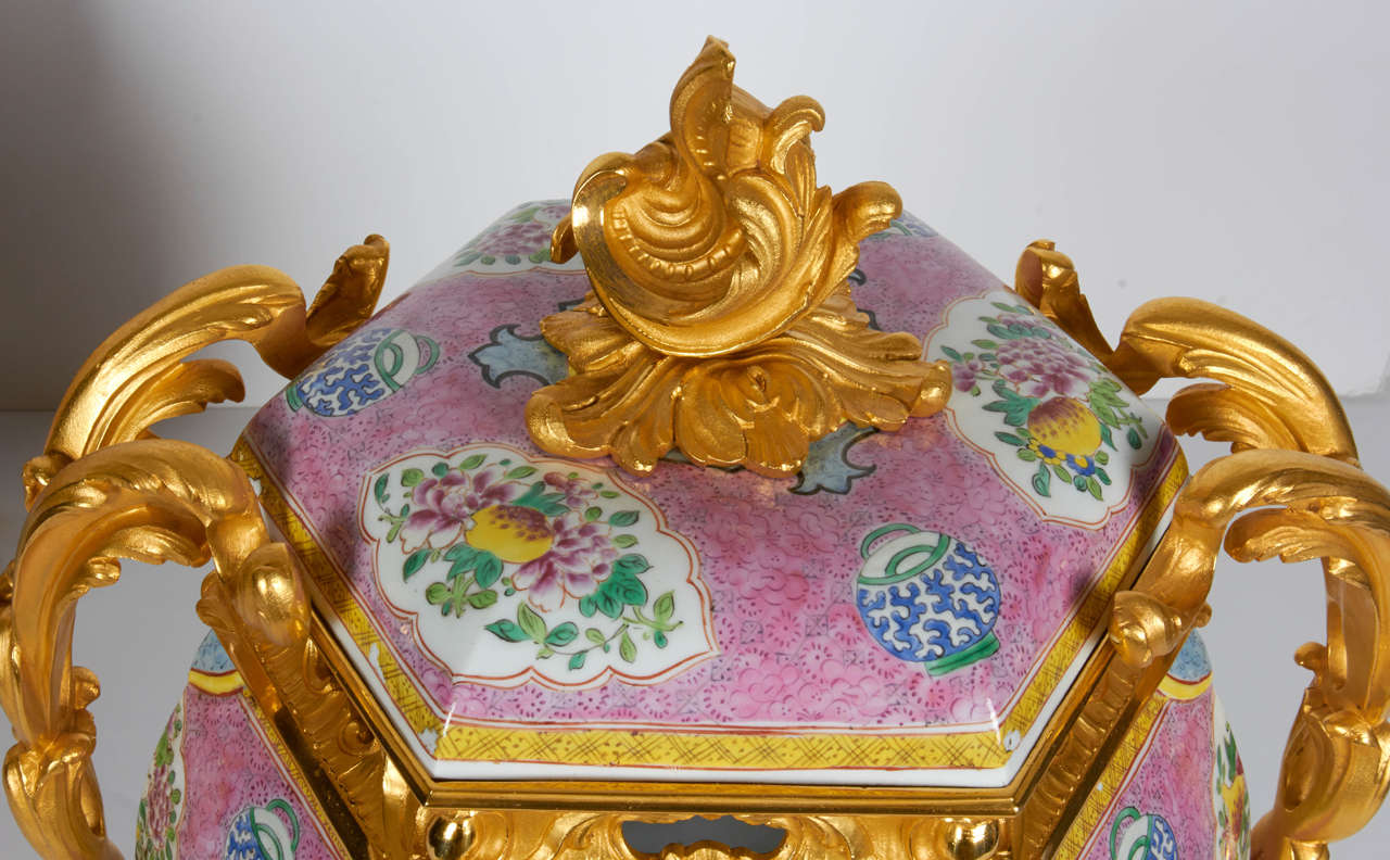 Louis XVI Pair of Antique Chinese Export Porcelain and Ormolu-Mounted Covered Potpourris