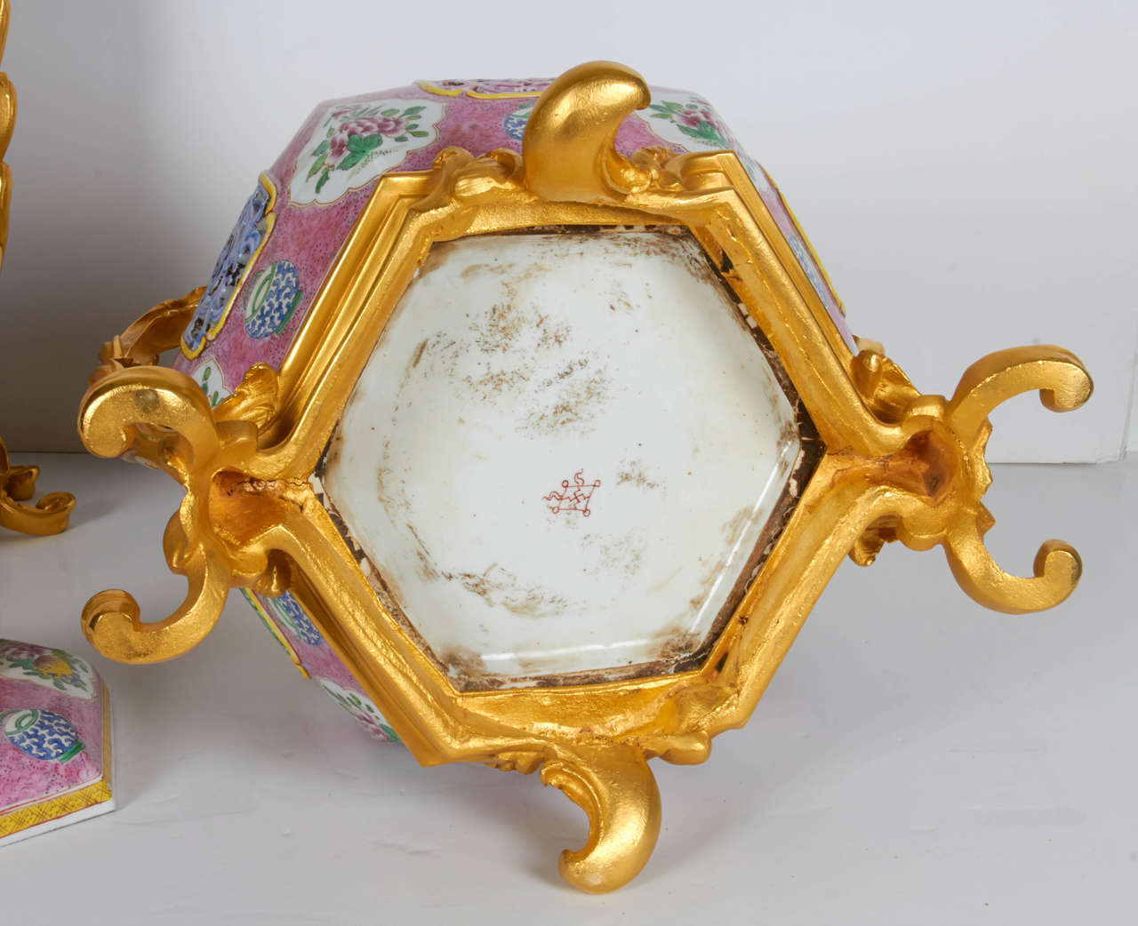 French Pair of Antique Chinese Export Porcelain and Ormolu-Mounted Covered Potpourris
