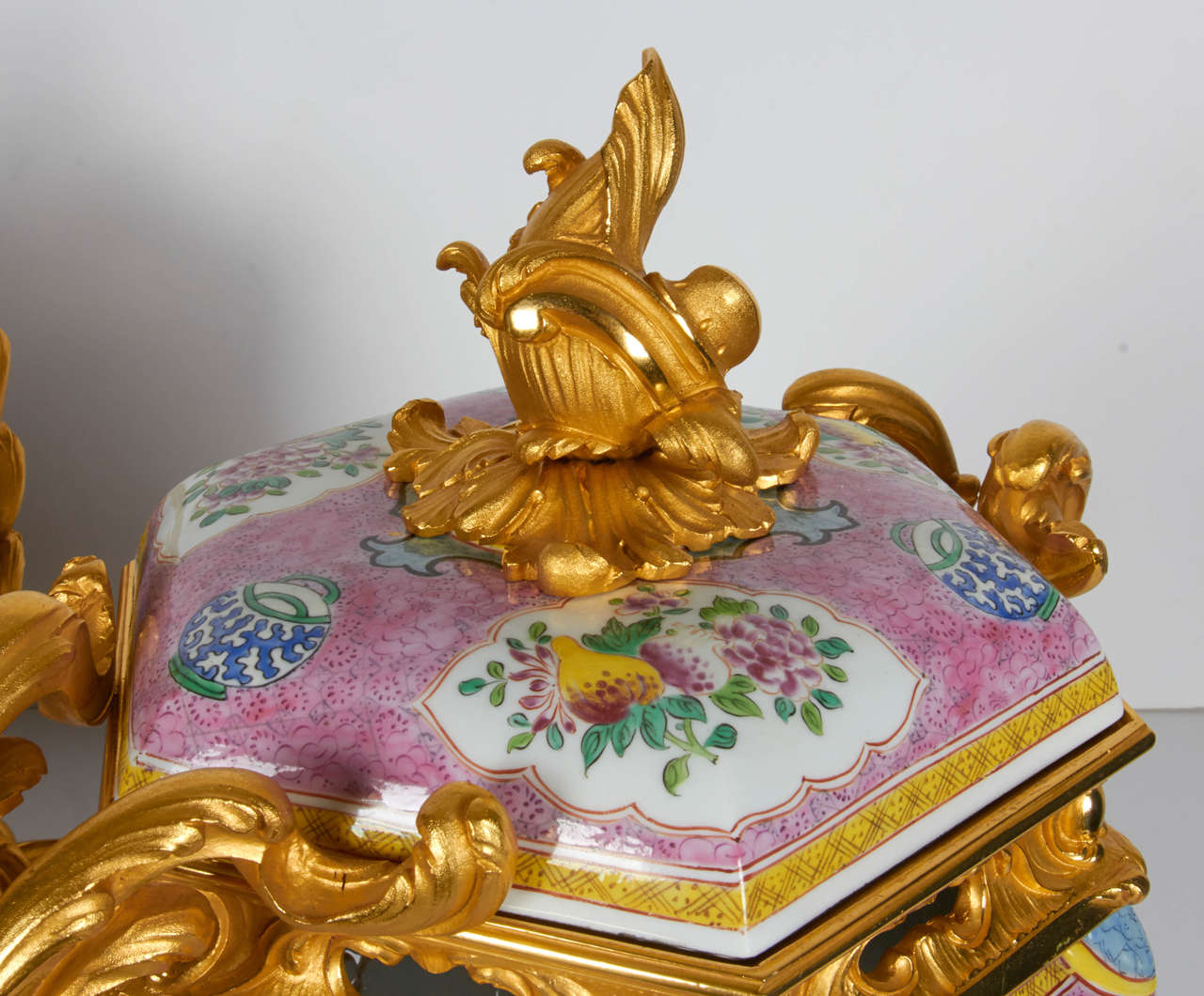 Pair of Antique Chinese Export Porcelain and Ormolu-Mounted Covered Potpourris In Excellent Condition In New York, NY