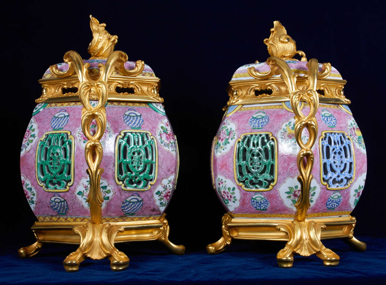 Bronze Pair of Antique Chinese Export Porcelain and Ormolu-Mounted Covered Potpourris