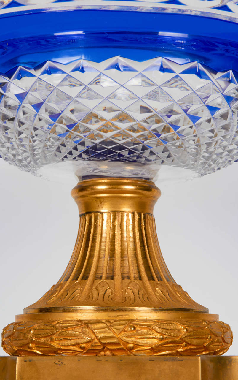 Louis XVI Centre de table russe en cristal bleu cobalt et bronze doré monté en vente