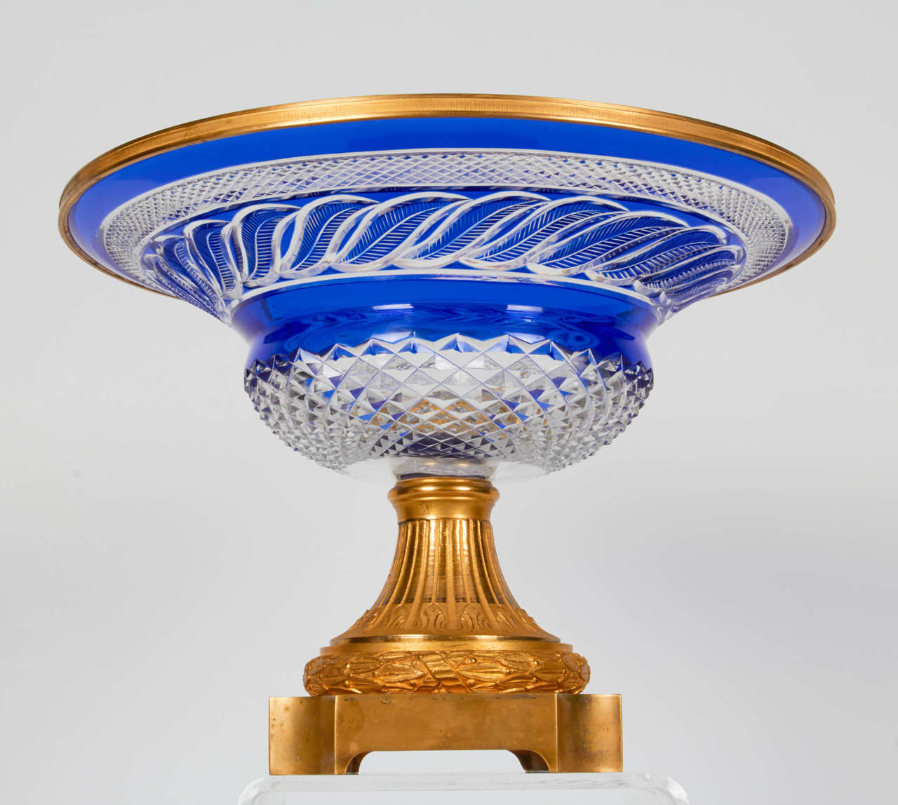 Centro de mesa ruso montado en cristal azul cobalto y bronce dorado siglo XIX en venta