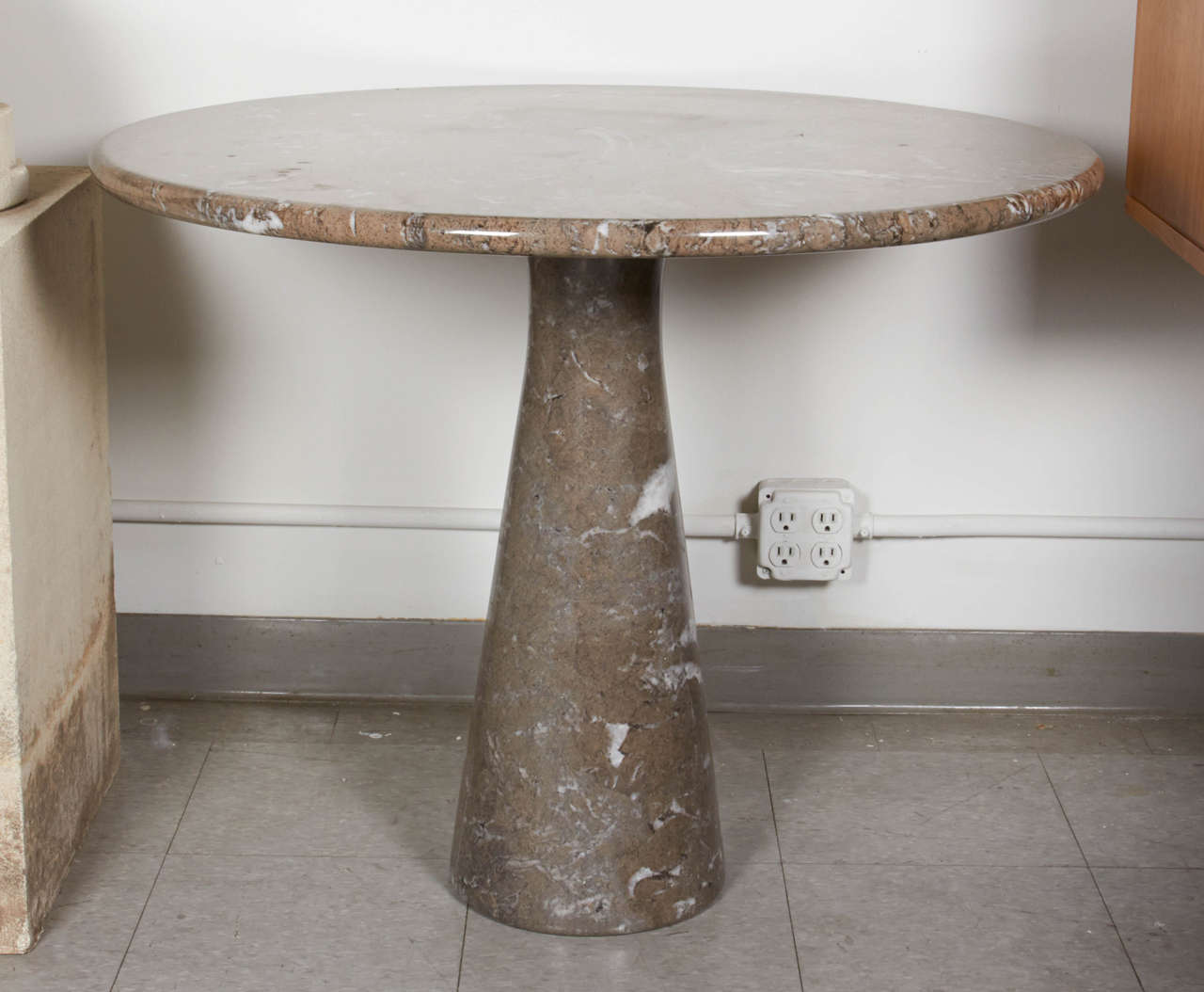 This table is one of Mangiarotti's classic designs, the M1 manufactured by Tisettanta in 1968.  It has wonderful graining and is in excellent condition.