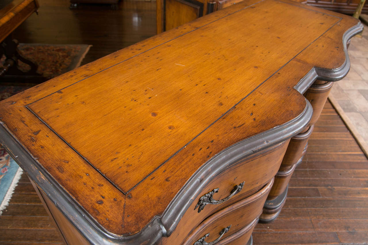 Pair of Italian Baroque Style Serpentine Front Commodes In Good Condition In Bridgeport, CT