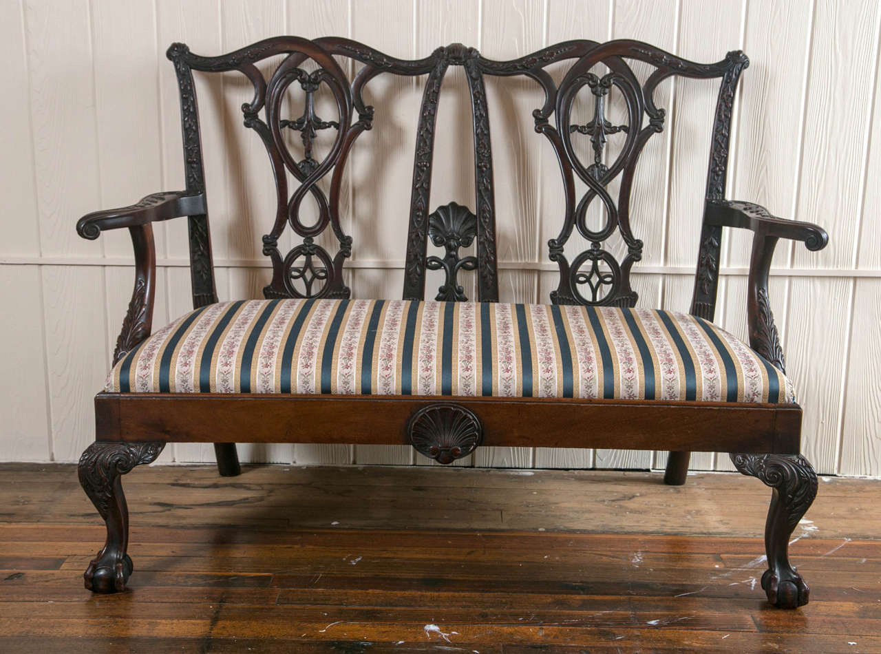 19th Cent.Chippendale Style Carved Mahogany Settee In Good Condition In Bridgeport, CT