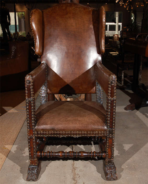 Continental Barock Nussbaum mechanische fauteuil mit braunem Leder und Messingnieten.