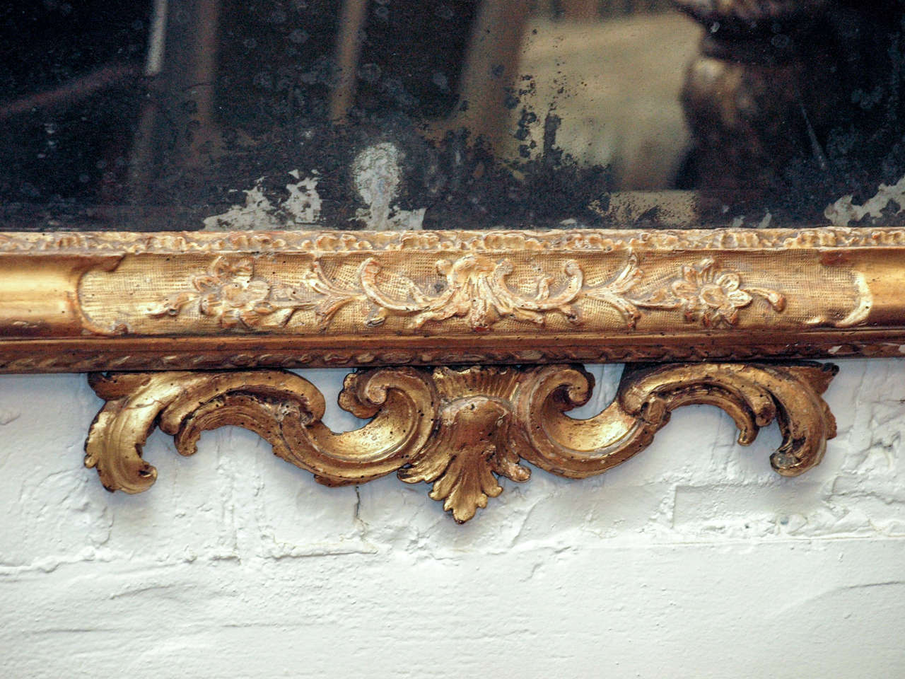Baroque Venetian Gilt Wood Looking Glass For Sale 2