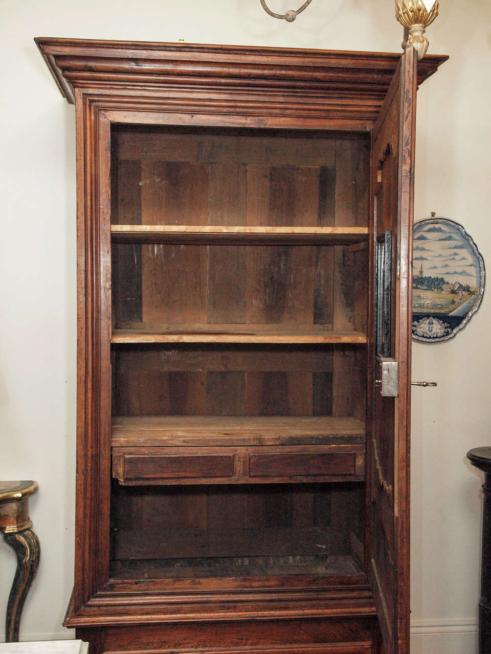 18th c. French Walnut Grand Bonnetiere In Excellent Condition For Sale In Natchez, MS
