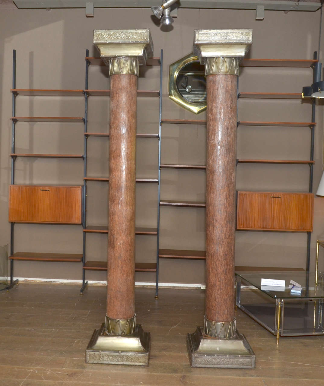 Beautiful serie of palm tree columns in the Art Deco style.

Base: 17'' 3/4 x 17'' 3/4.
Top: 16'' x 16''.

Palm tree trunk.
Spun steel and brass base.

Traces on the trunk. Restored screw marks. Condition consistent with age and use.