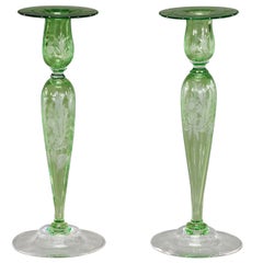 Coppia di candelieri in cristallo verde Pomona soffiato a mano Steuben