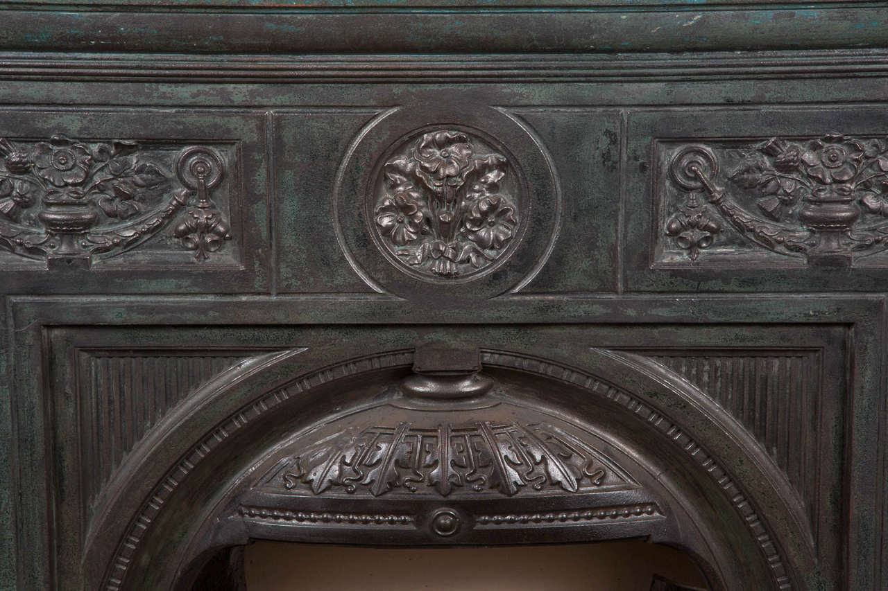 englischer Gusseisenmantel aus den 1860er Jahren mit floralen Verzierungen (Industriell)