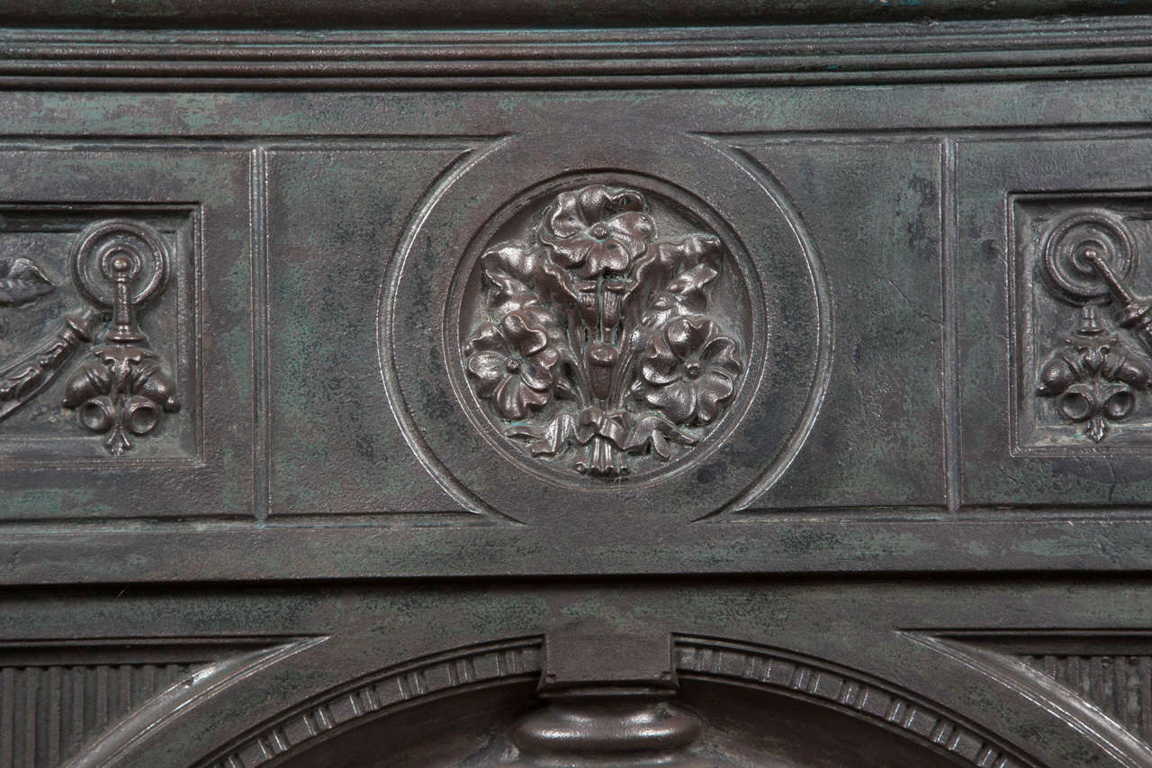 englischer Gusseisenmantel aus den 1860er Jahren mit floralen Verzierungen im Zustand „Hervorragend“ in Los Angeles, CA