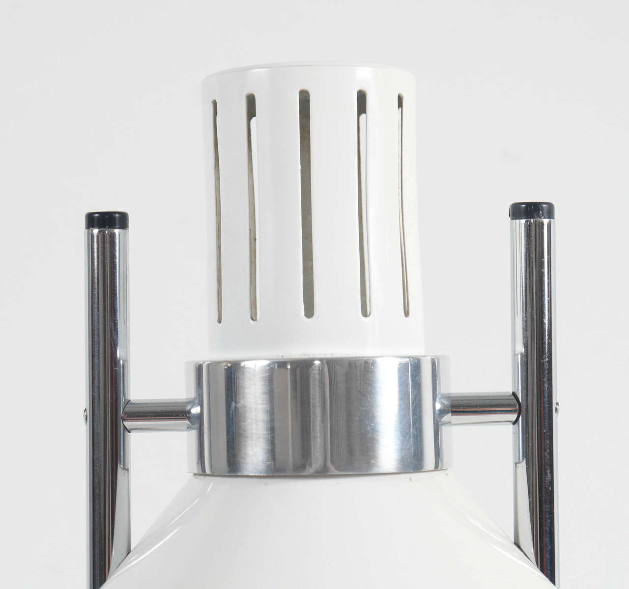 Mid-Century Modern pair of Space Age Table lamps in polished aluminum by Robert Sonneman For Sale