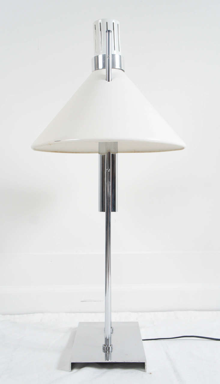 Aluminum pair of Space Age Table lamps in polished aluminum by Robert Sonneman For Sale
