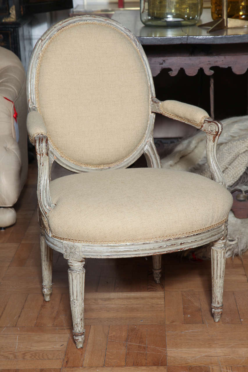 A Pair of Louis XVI Carved and Painted Beechwood Fauteuils A La Reine In Excellent Condition In New York, NY