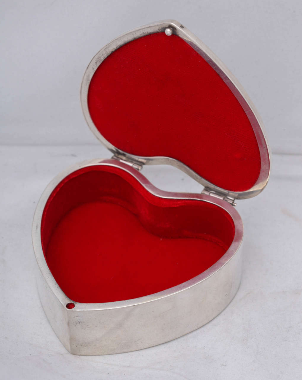 Edwardian Sterling Silver, Heart-Form Jewelry or Trinkets Box with Hinged LId In Good Condition In New York, NY