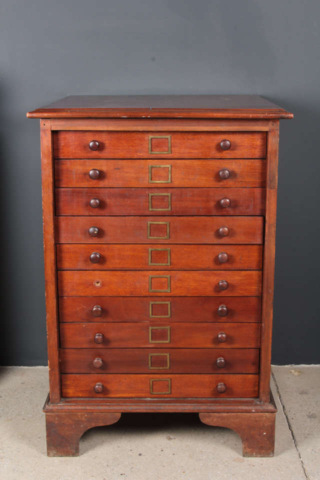 Fine quality mid 19th century English collector's cabinet in mahogany.
Wonderful original patina.