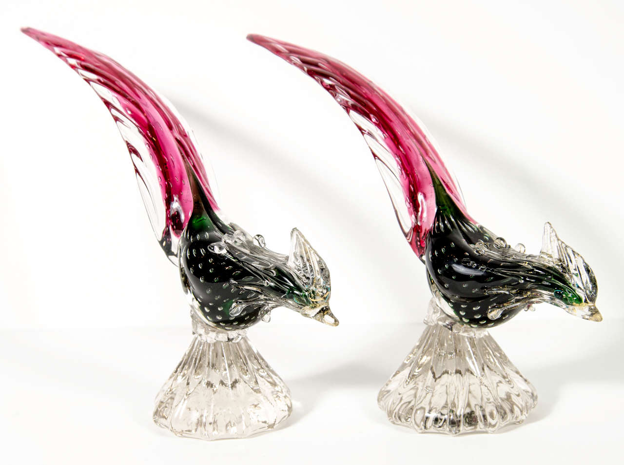These gorgeous hand blown murano glass pheasants feature hues of scarlett tail feathers and an emerald green body with hand blown murines. Ribbed pedestal design. Excellent condition.

Italy, Circa 1950

Dimensions:
3.5
