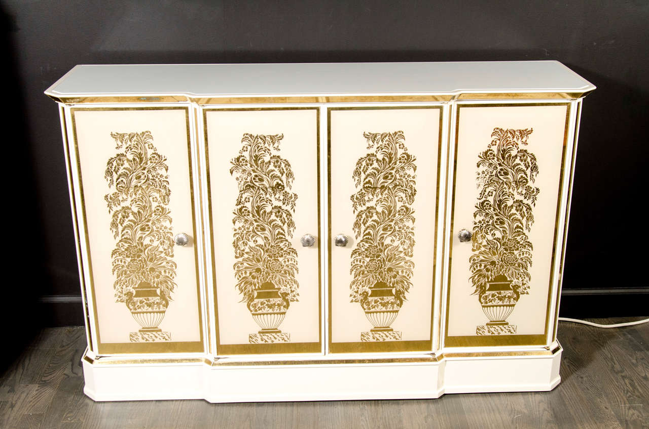 Buffet exquis des années 1940 en or renversé et églomisé avec miroir