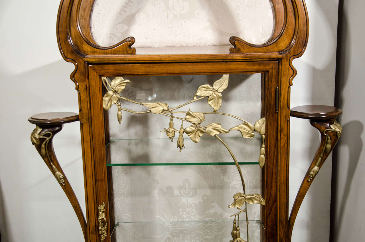 Exquisite Art Nouveau Vitrine by Georges Guerin In Excellent Condition In New York, NY
