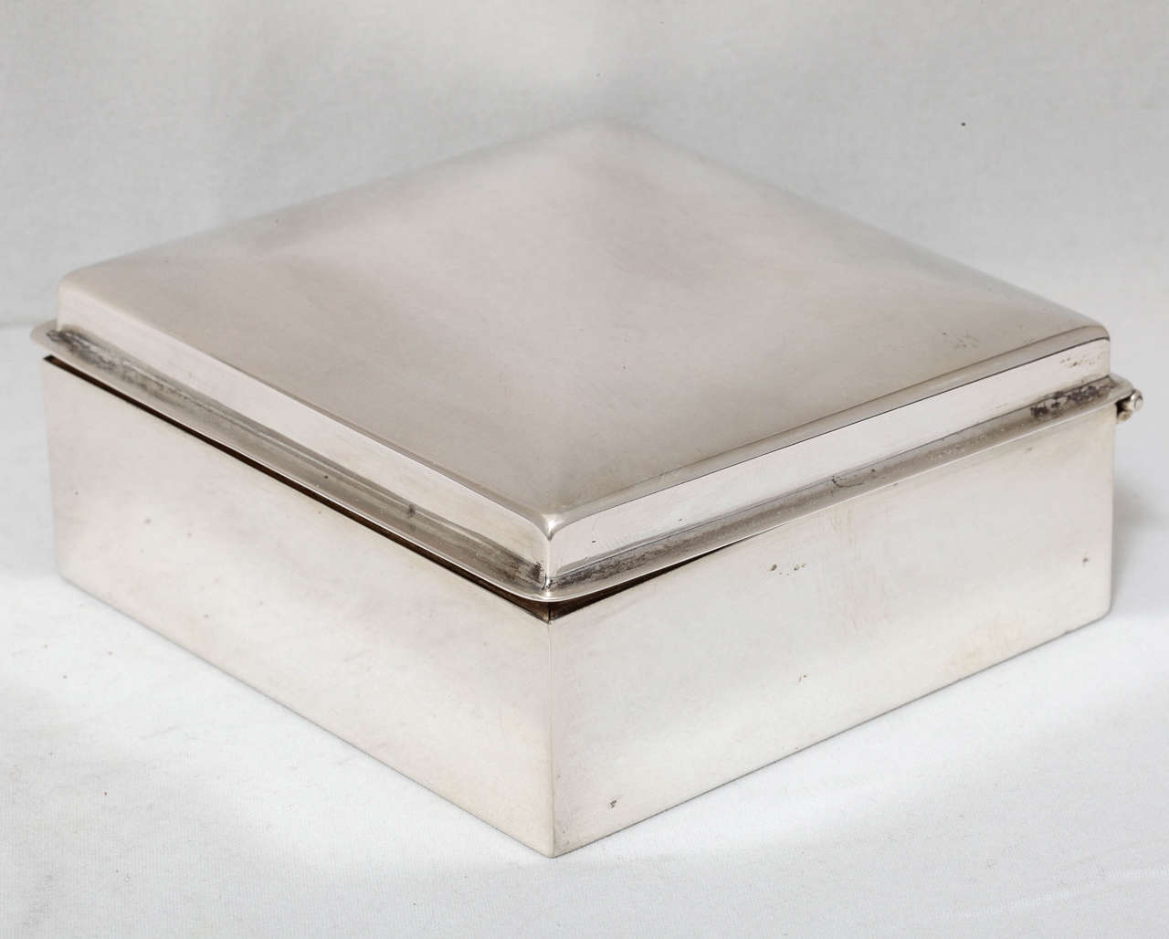 Art Deco, sterling silver table box, Fisher Silversmiths, New Jersey, circa 1936. Measures: 3 3/4