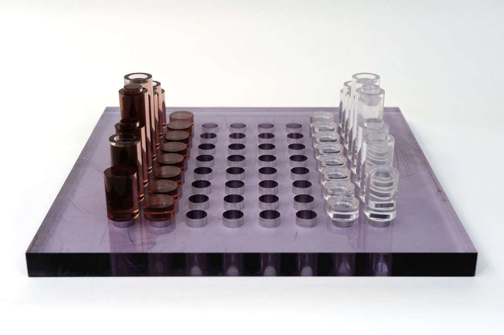 Minimalist Italian Lucite and Acrylic Chess Set For Sale 3