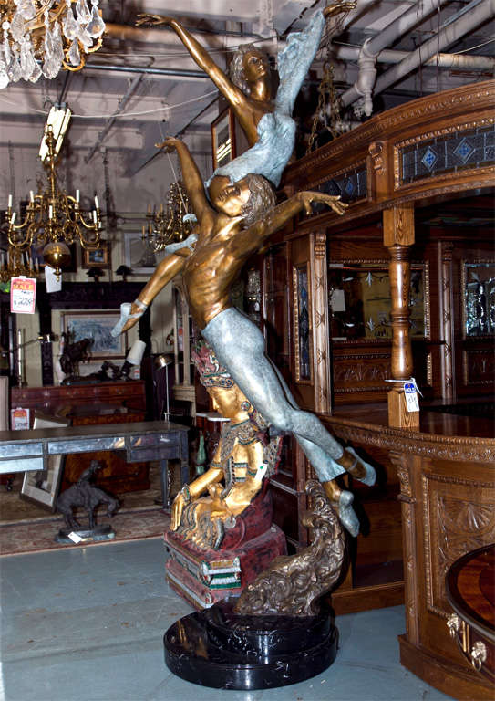 Magnifique statue en bronze grandeur nature de l'artiste et sculpteur Mario Jason.  Pour l'artiste, la danse est sa muse.  Depuis les années 1980, les sculptures de Mario Jason ont attiré un public mondial qui se délecte de ses magnifiques