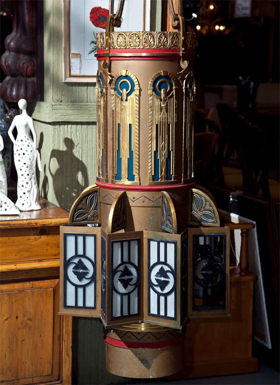 Ce lustre a un style très unique et un grand caractère.  Il a été récupéré dans une église orthodoxe russe. Ces églises avaient tendance à être très décoratives, tout comme ce magnifique lustre. Il regorge de couleurs.  Il fait 24