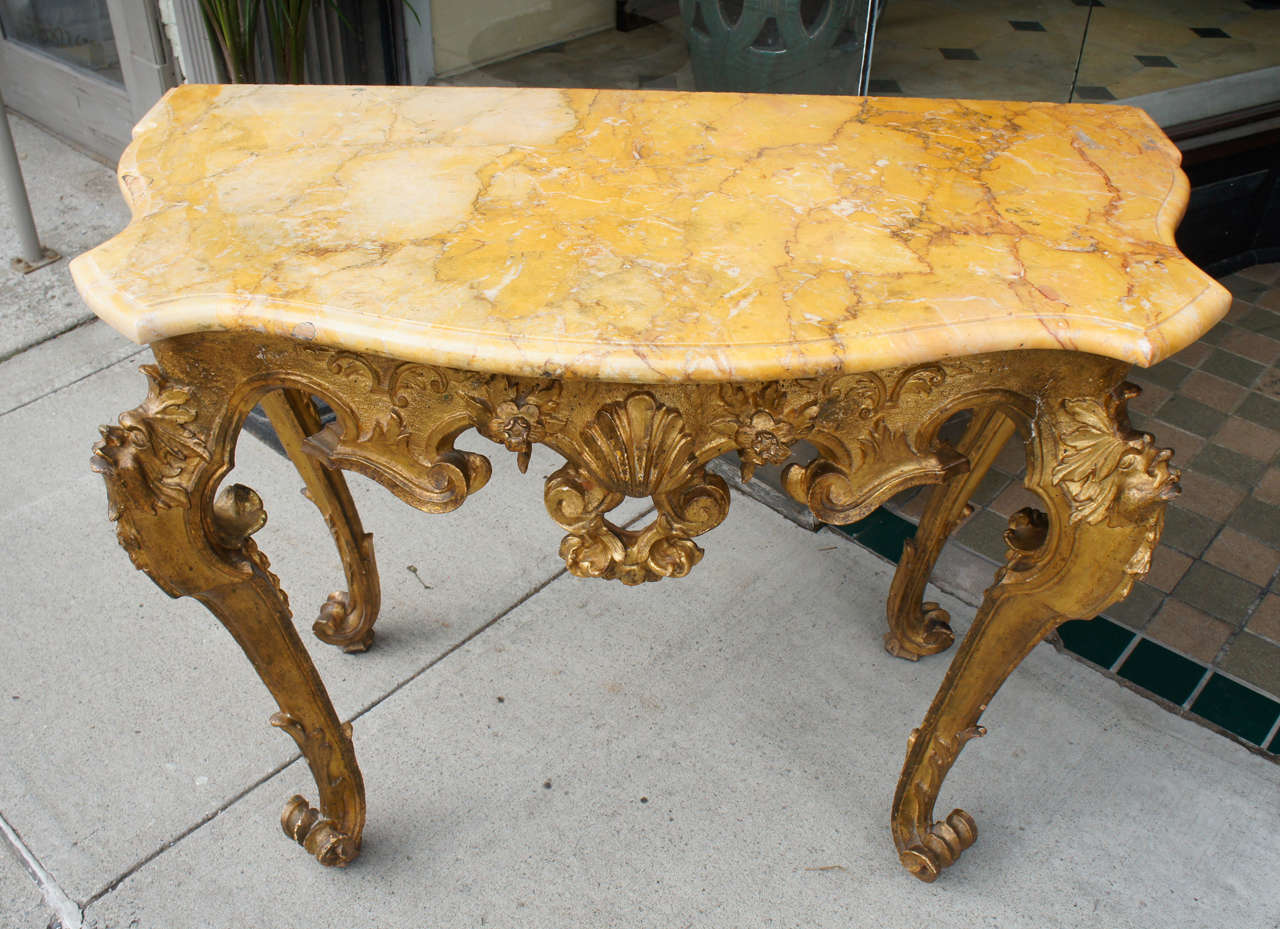 Romanischer Konsolentisch aus vergoldetem Holz und Siena-Marmor mit Platte (Barock) im Angebot