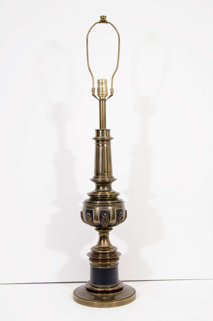 20ième siècle Paire de lampes de table en laiton et émail noir de Stiffle en vente