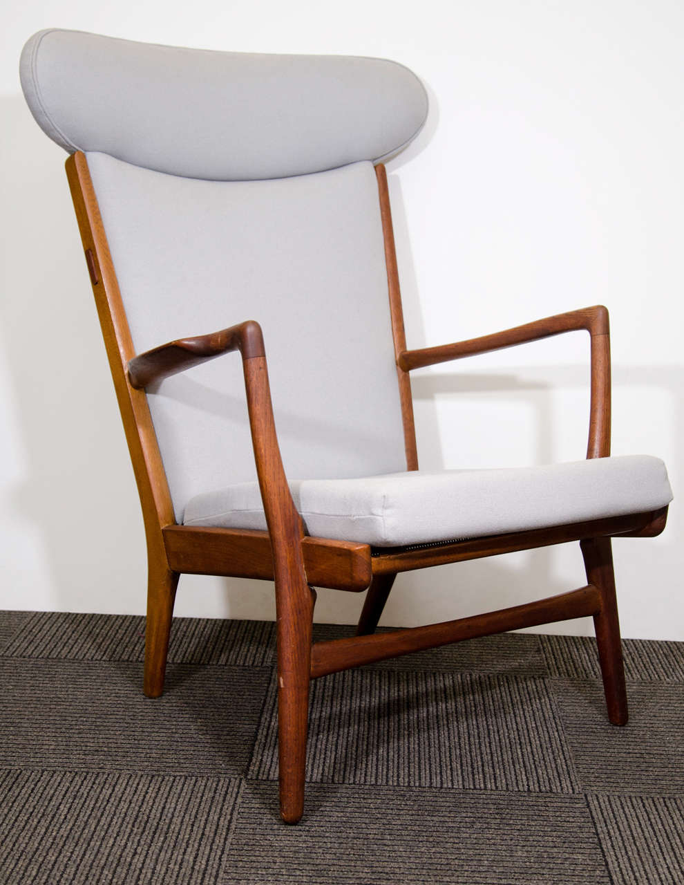 Midcentury Hans Wegner Chair with Ottoman by Fritz Hansen In Good Condition In New York, NY