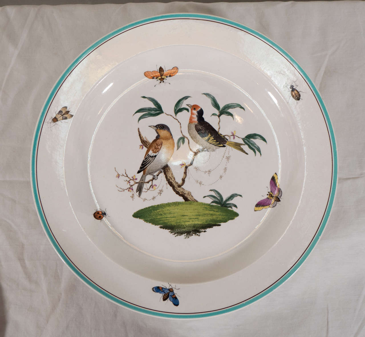 Set of Wedgwood Creamware Dinner Plates Showing Birds In Excellent Condition In Katonah, NY