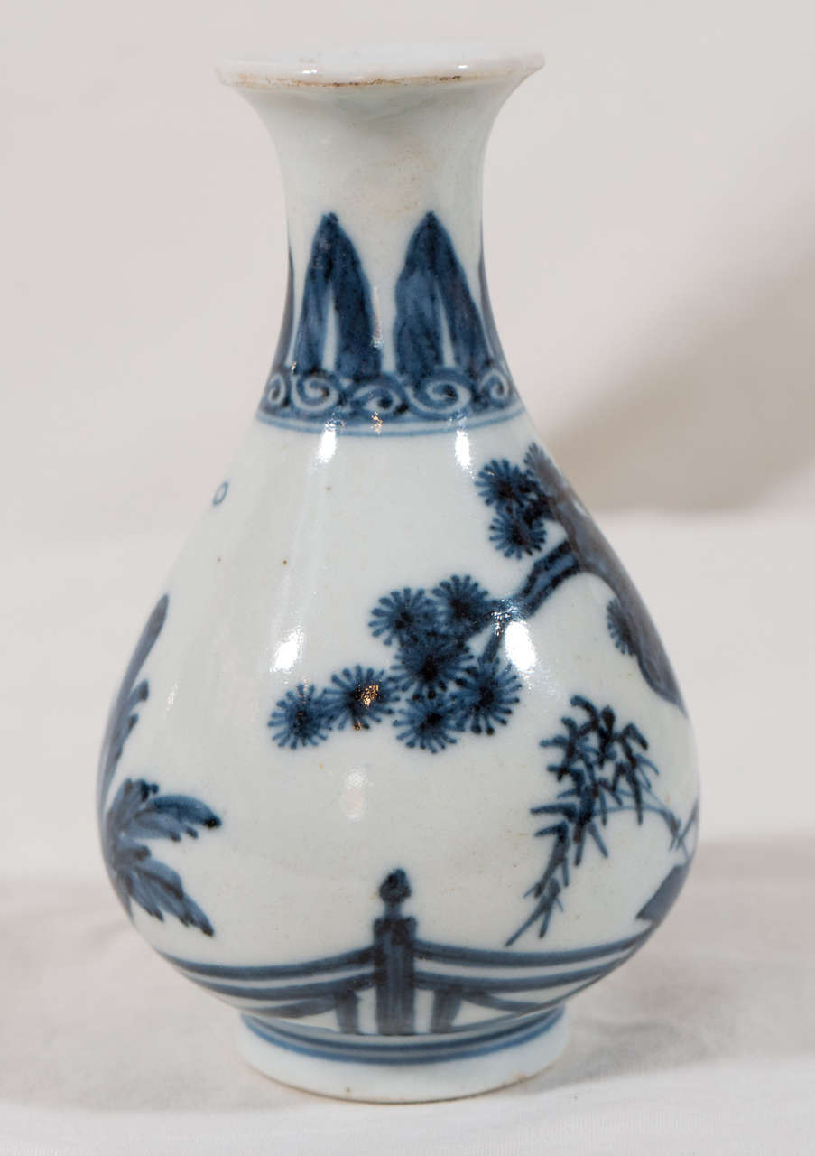 Small Chinese Blue and White Antique Porcelain Vase In Excellent Condition In Katonah, NY