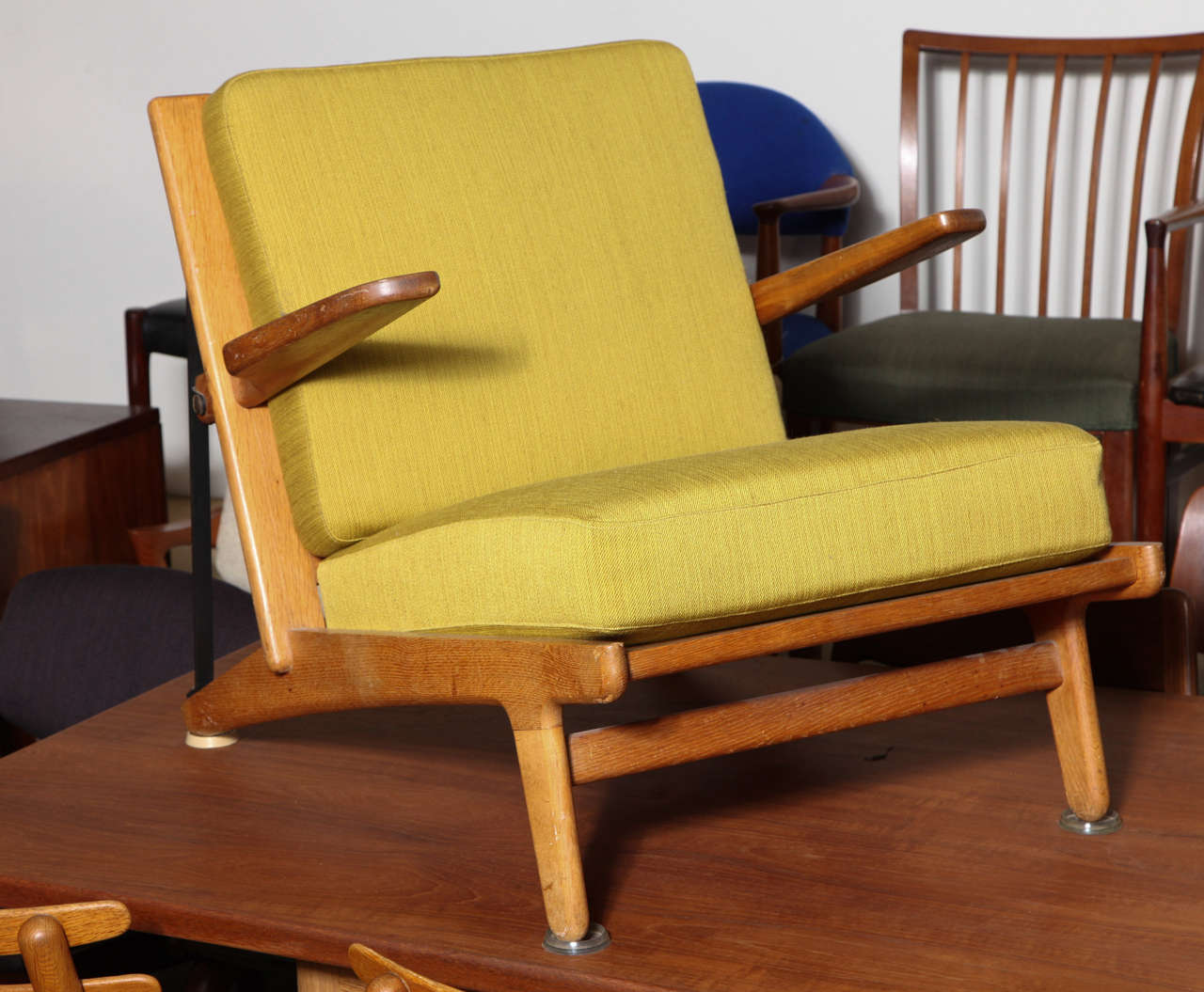 Vintage 1950s Danish Arm Chair by Borge Mogensen 

This rare Børge Mogensen easy chair is beautifully crafted in tiger oak with strong simple lines and amazing grain. The mix of metal, wood, and fabric lends a warm feel, functionality and comfort.