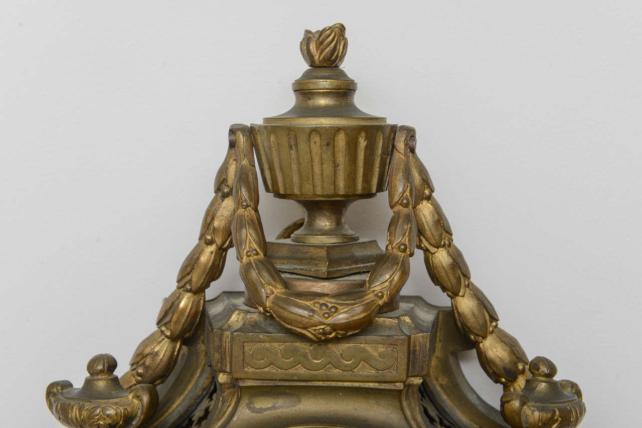 Kaminuhr aus Bronze, signiert Mabille, Louis XVI.-Stil im Zustand „Gut“ im Angebot in West Palm Beach, FL